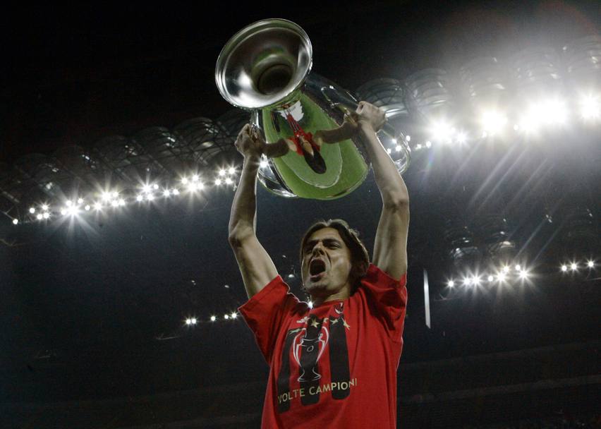 Inzaghi solleva la Champions nella festa a San Siro: segner anche nella Supercoppa Europea contro il Siviglia. Ap